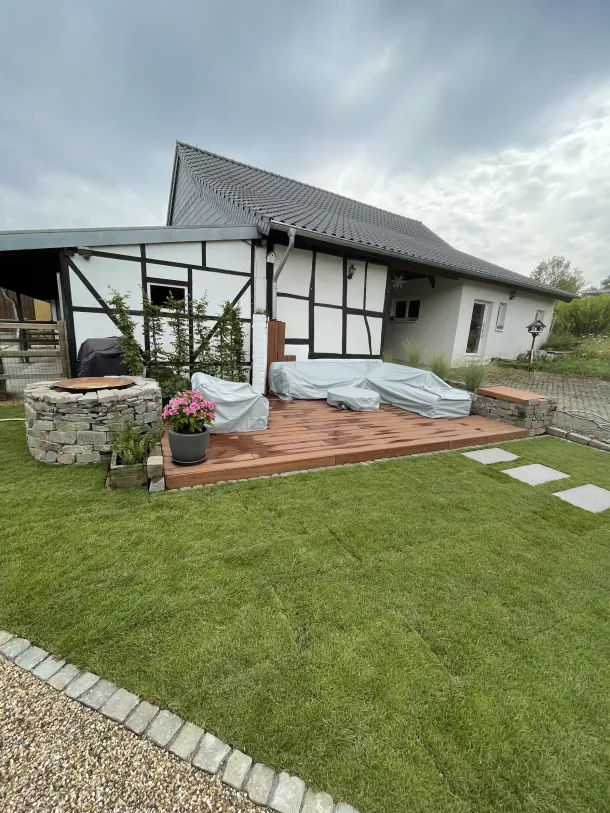 Neue Holzterasse mit Stufe und Fußweg