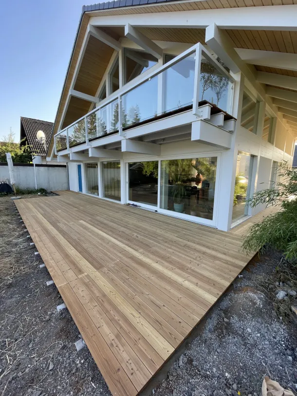 Neue Holzterrasse mit Unterbau