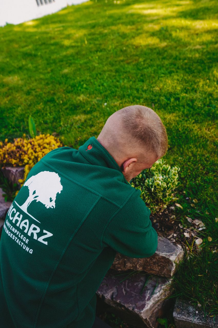 Herr Wicharz beim Anlegen eines Beets