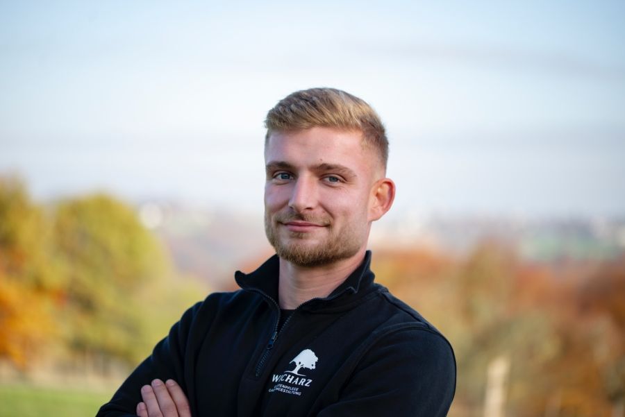 Herr Wicharz vor seinem Fahrzeug