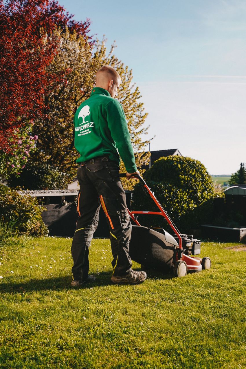Herr Wicharz beim Rasenmähen